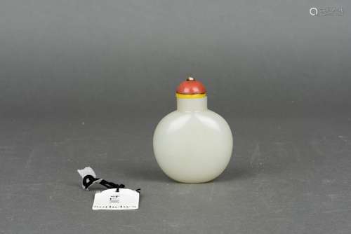 A WHITE JADE SNUFF BOTTLE, QING DYNASTY