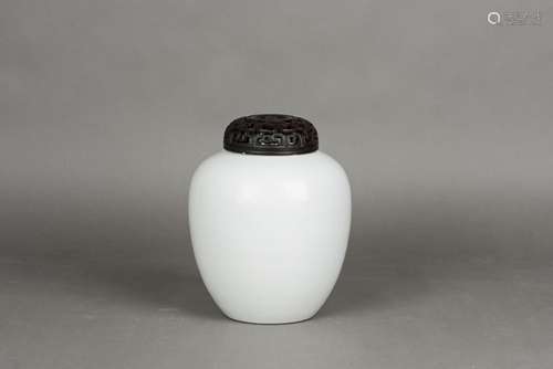 A WHITE GLAZED PORCELAIN JAR WITH COVER, MID-QING DYNASTY