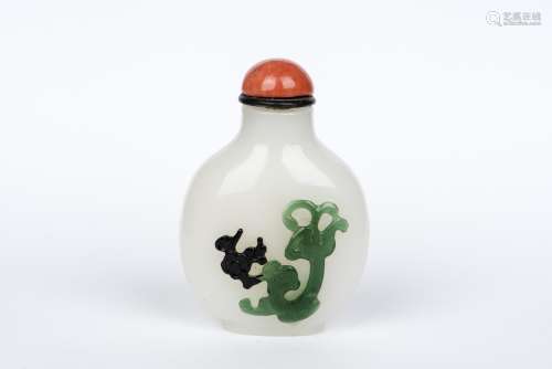 A FOUR COLOR OVERLAY BUBBLE-SUFFUSED COLORLESS GLASS SNUFF BOTTLE