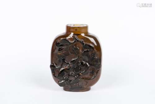 A CARVED AGATE SNUFF BOTTLE