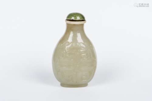 A WHITE JADE SNUFF BOTTLE