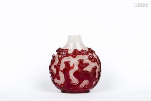 A CARVED RED OVERLAY BUBBLE-SUFFUSED COLORLESS GLASS SNUFF BOTTLE