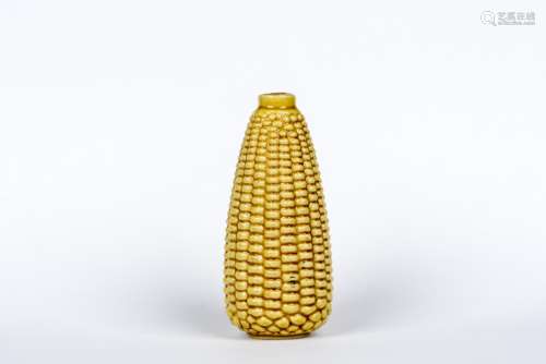 A YELLOW GROUND CORN-FORM SNUFF BOTTLE, REPUBLIC PERIOD