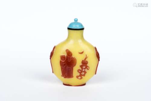 A RED OVERLAY YELLOW GLASS SNUFF BOTTLE