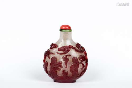 A CARVED RED OVERLAY BUBBLE-SUFFUSED COLORLESS GLASS SNUFF BOTTLE