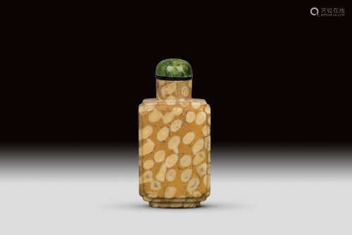 A CORAL STONE SNUFF BOTTLE, QING DYNASTY