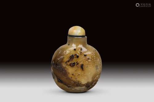 A CARVED AGATE SNUFF BOTTLE, QING DYNASTY