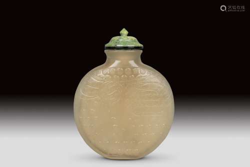 A CARVED AMBER SNUFF BOTTLE, QING DYNASTY