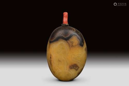 AN AGATE PEBBLE SNUFF BOTTLE, QING DYNASTY