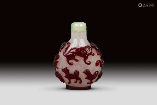 A RED OVERLAY BUBBLE-SUFFUSED COLORLESS GLASS SNUFF BOTTEL, QING DYNASTY