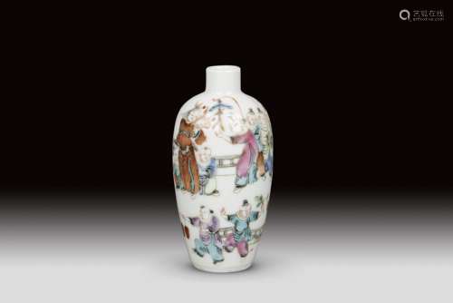 A FAMILLE ROSE ENAMEL PORCELAIN SNUFF BOTTLE, QING DYNASTY, TONGZHI PERIOD