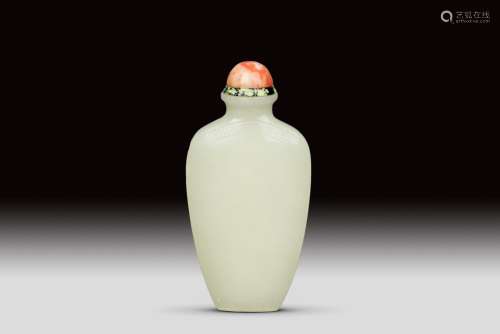 A WHITE JADE SNUFF BOTTLE, QING DYNASTY