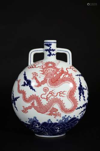 Chinese Qianlong mark blue and white porcelain bottle with dragon design