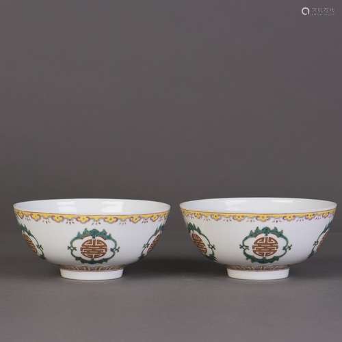 A PAIR OF FAMILLE ROSE WUSHOU PORCELAIN BOWLS