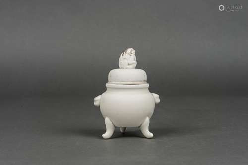 A DEHUA PORCELAIN TRIPOD CENSER, 20TH CENTURY