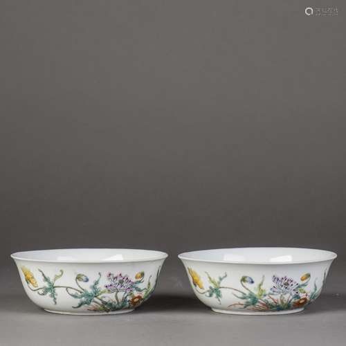 A PAIR OF FAMILLE ROSE BOWLS