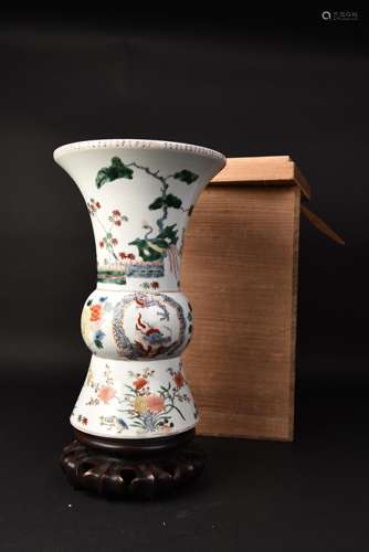 A FAMILLE ROSE PORCELAIN BEAKER VASE