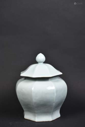 A CELADON OCTAGONAL PORCELIN JAR WITH COVER