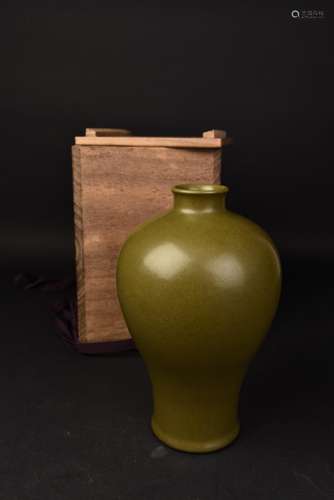 A TEA DUST GLAZED PORCELAIN VASE, MEIPING