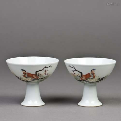 A PAIR OF FAMILLE ROSE PORCELAIN GOBLETS