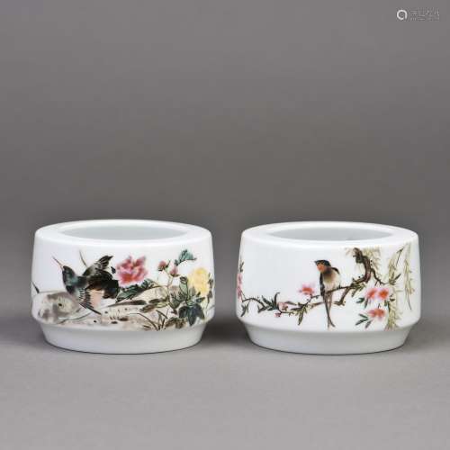 A PAIR OF CHINESE FAMILLE ROSE PORCELAIN BRUSH WASHERS