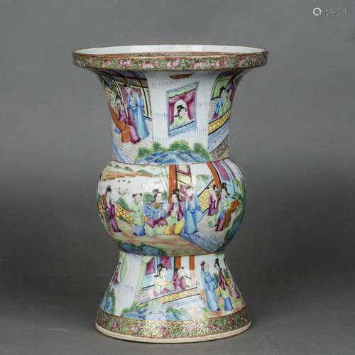 AN EXPORT CANTON FAMILLE ROSE BEAKER VASE, HUAGU