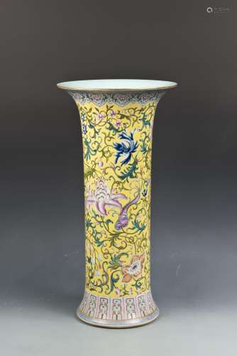 JAUNE FAMILLE ROSE PORCELAIN VASE