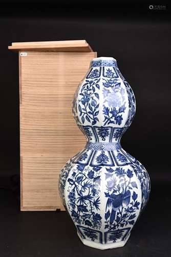 A BLUE AND WHITE PORCELAIN VASE OF GOURD FORM