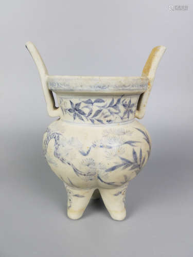 A BLUE AND WHITE TRI-FEET CENSER