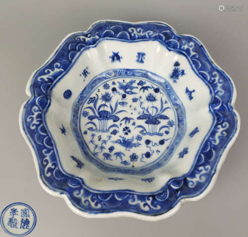 A BLUE AND WHITE LOTUS SHAPED BRUSH WASHER
