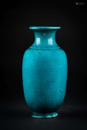 Chinese Art A small turquoise glazed porcelain vase China, Qing dynasty, Kangxi period, 1662-1722