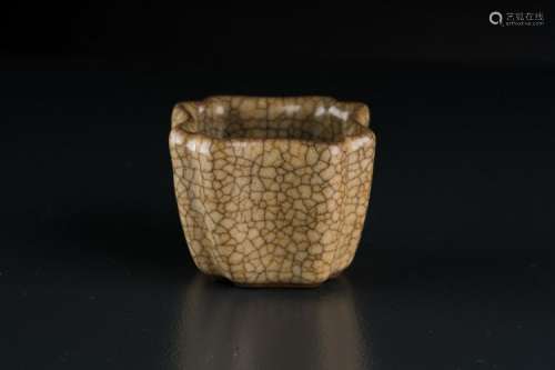 Chinese Art A small lobed edges guan style glazed pottery vessel China, Song dynasty or later