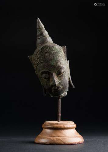 South-Est Asian Art A small bronze head Thailandia, Ayutthaya period, 15th century