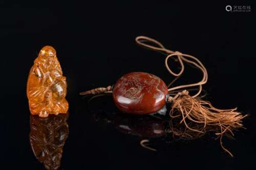 Chinese Art A lot composed of an amber Budai carved figure and a seed engraved with a scholar in landscape China