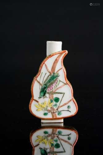 Chinese Art A leaf shaped famille verte porcelain snuff bottle decorated with grasshopper China, Qing dynasty, 19th century