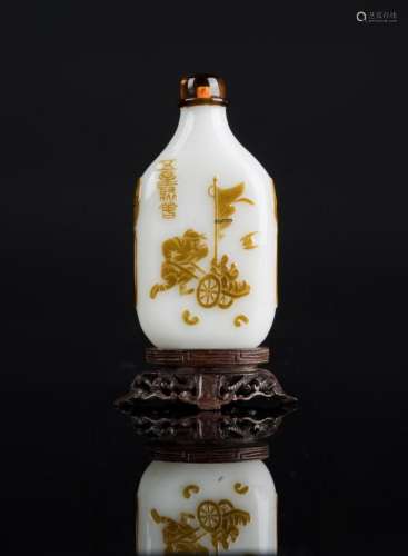 Chinese Art A white Beijing glass snuff bottle decorated with brown cameo glass and with an inscription. Stopper and wooden base. China, 19th century