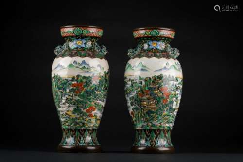 Chinese Art A pair of Kutani pottery vases bearing a two character seal mark at the base. Japan, early 20th century