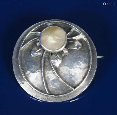 An Art Nouveau silver brooch