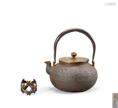 昭和初期 闲净制蝶形三方铜盖置 龙文堂造岩肌纹平丸形铁壶