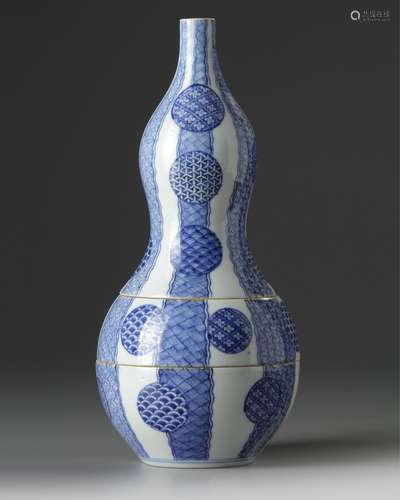 A Chinese Shonzui-style blue and white three-tiered double gourd vase