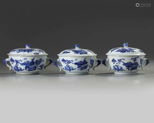 Three Chinese blue and white 'Hundred Antiques' potiches and covers