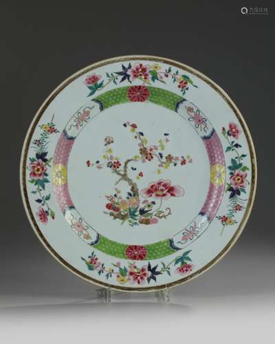 A Chinese famille rose 'floral' charger