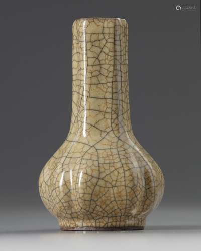 A small Chinese Ge-style crackle-glazed bottle vase