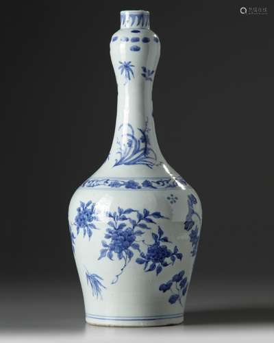 A Chinese Transitional-style blue and white bottle vase