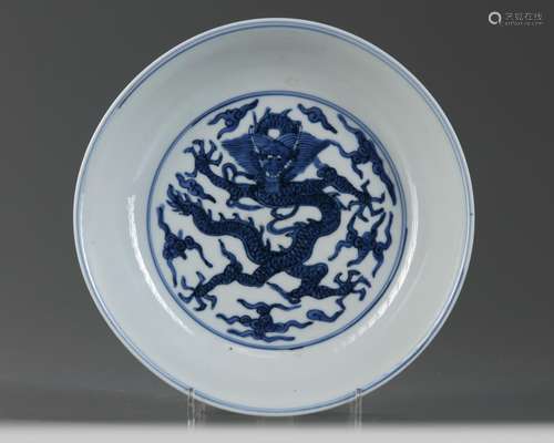 A Chinese blue and white 'dragon' dish