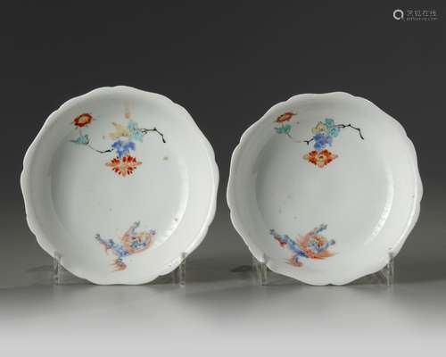 A pair of Japanese 'kakiemon' dishes