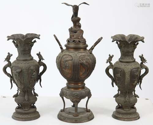 Suite de vases d'offrandes de temple composé d'un ...