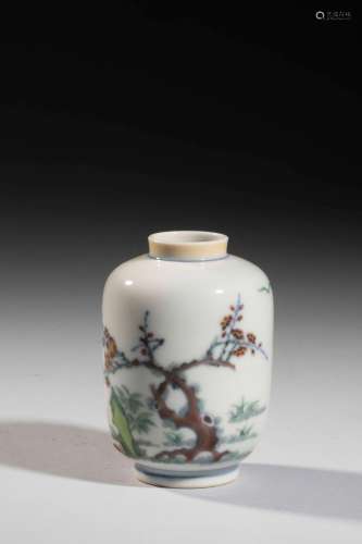 Vase miniature en porcelaine de la famille rose dé...