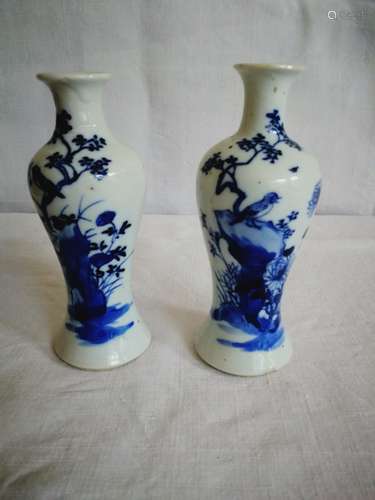 Paire de vases balustres en porcelaine blanc bleu....