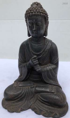 Buddha assis en méditation vêtu d'une robe monasti...